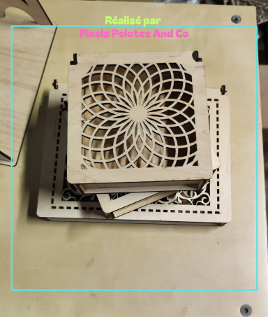 Petite boîte carrée basse avec motifs décoratifs découpés n°1 20€