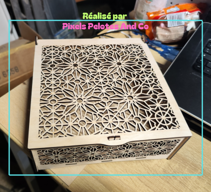 Grande boîte carrée avec motifs décoratifs découpés 50€