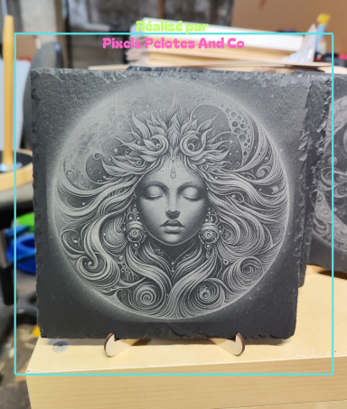 Ardoise gravée Déesse du Soleil 20€